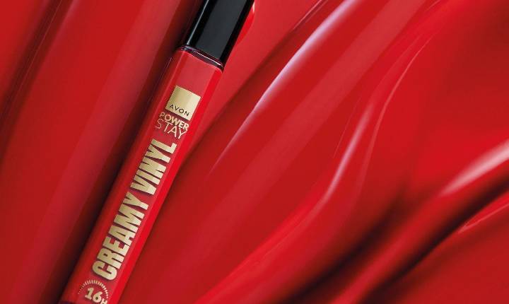 Batom à prova de folia: Avon une toque de brilho e fixação no novo Power Stay Creamy Vinyl