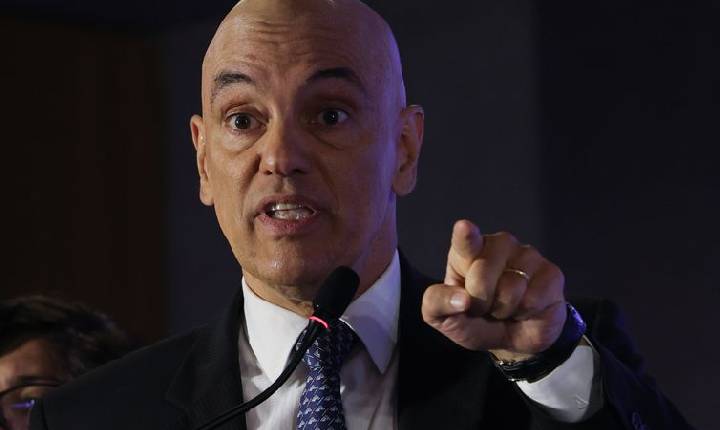 Bolsonaro preso: Moraes rejeita pedido de prisão domiciliar