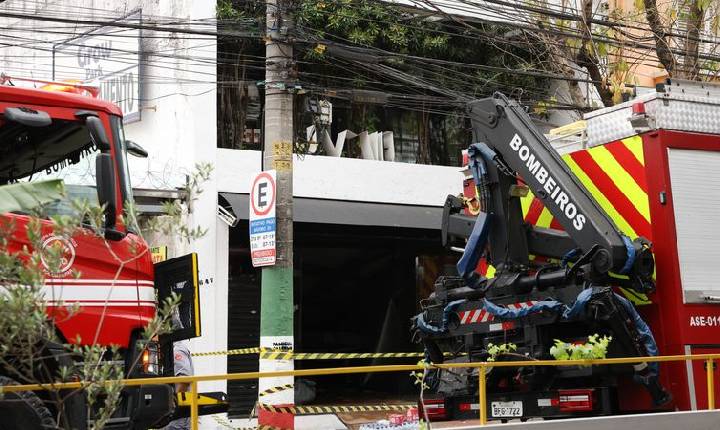 Bombeiros descartam explosão antes de desabamento em restaurante em SP