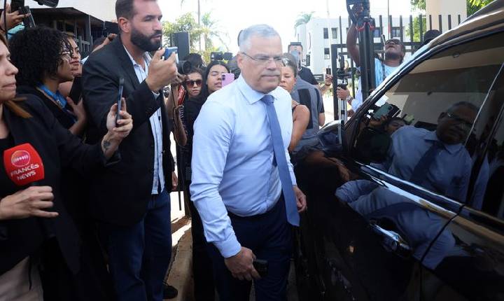 Defesa de Bolsonaro diz que tornozeleira humilha e nega plano de fuga