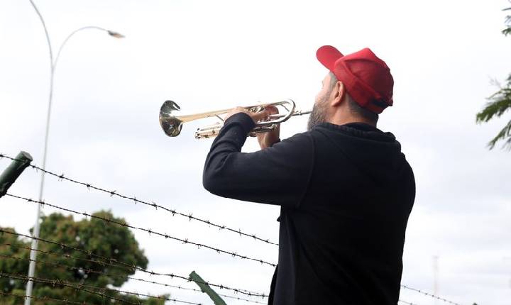 Manifestantes favoráveis e contrários a Bolsonaro fazem atos na PF