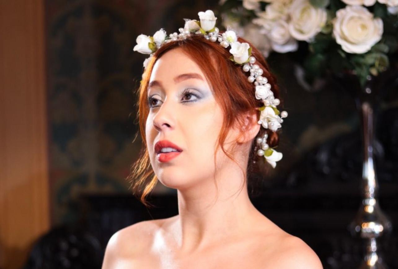 Camila Pudim surpreende em mais uma transformação de Halloween e marca presença em evento como Cisne Negro
