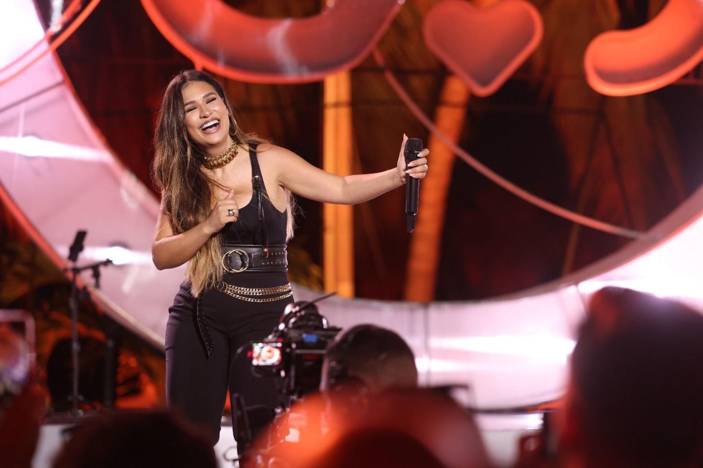 Contagem regressiva: Simone Mendes grava 