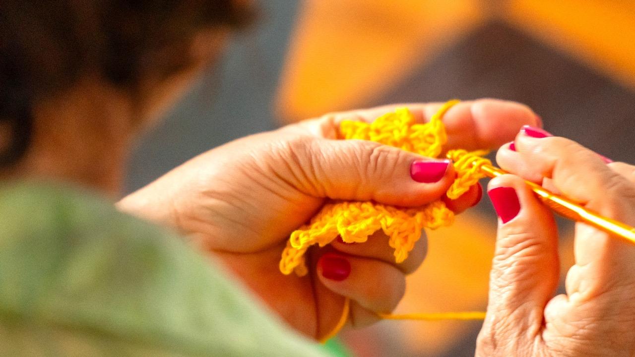 Cursos da Trilha Tecendo Histórias vão resultar em coleção de moda artesanal em crochê
