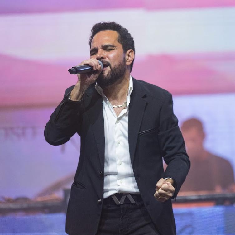 Luciano Camargo faz apresentação em sua igreja, em Alphaville