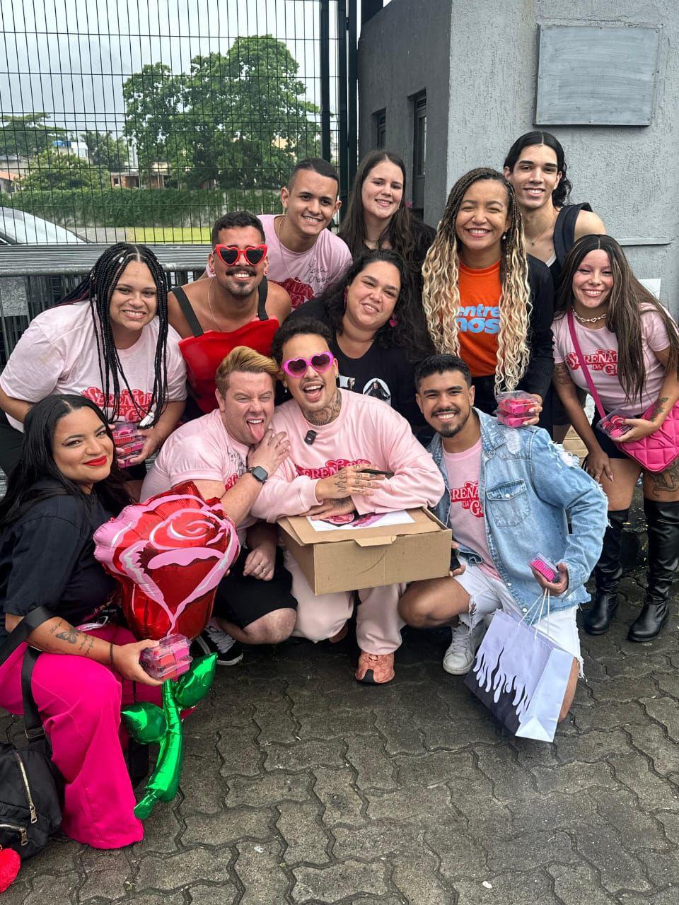 Antes de se apresentar no maior palco da America Latina, Gloria Groove surpreende os fãs que já estão na fila para show 