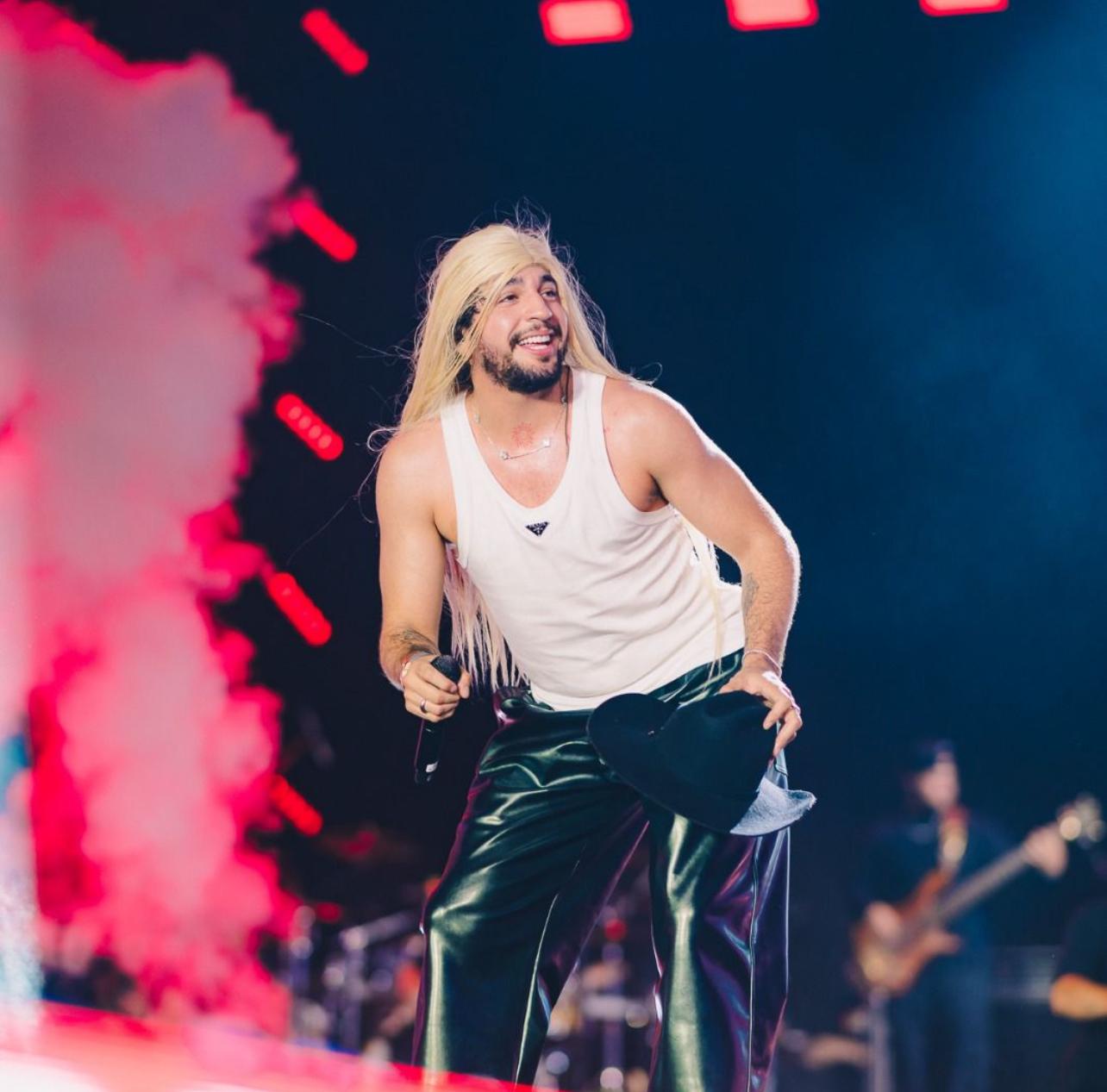 Nattan amanhece no palco do Caldas Country Festival 2024 com peruca loira