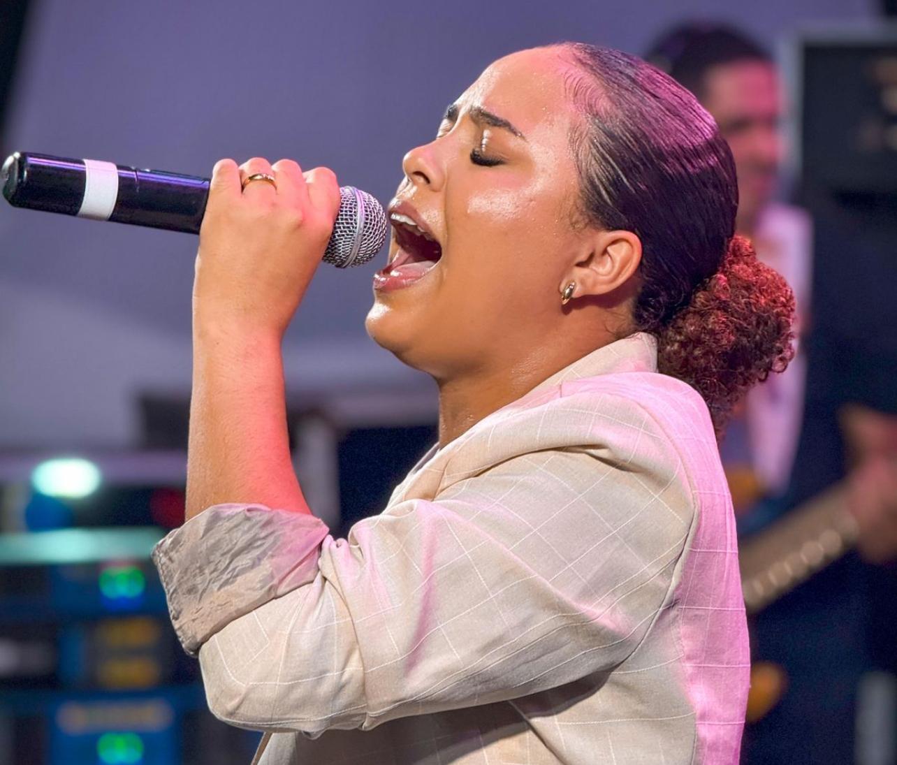 Rebeca Freitas lança nova canção “Perto de Ti” com mensagem de fé