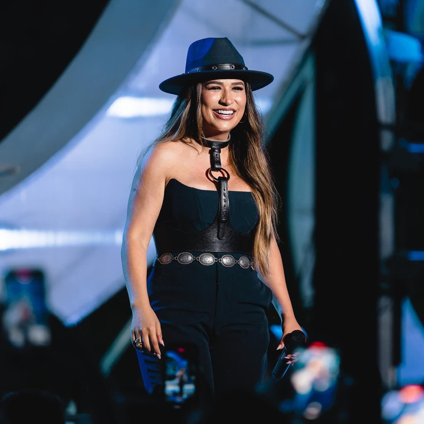 Simone Mendes faz apresentação inédita em premiação do GRAMMMY 2024