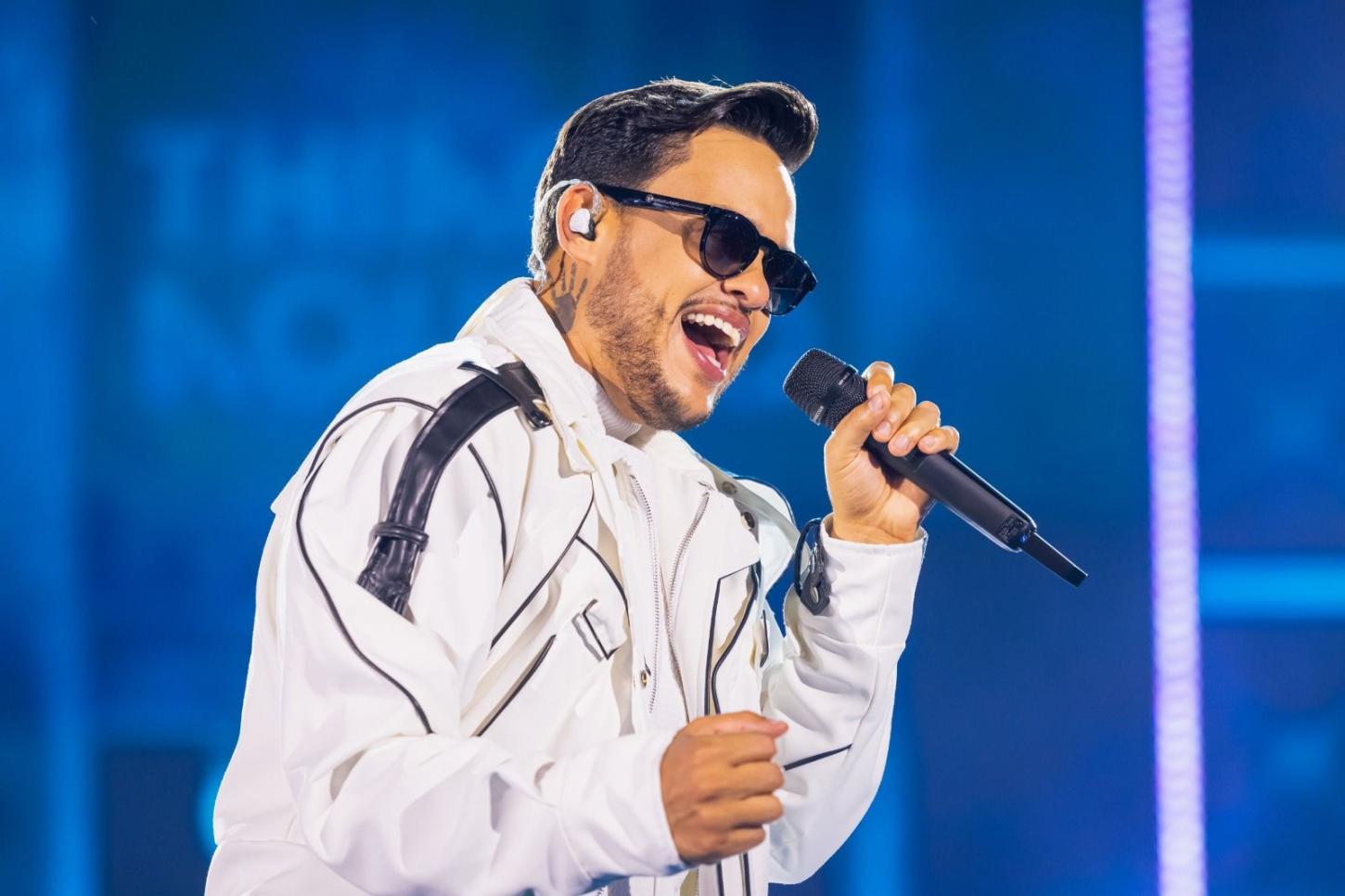 Thiago Aquino reúne multidão em Paraisópolis e grava DVD 