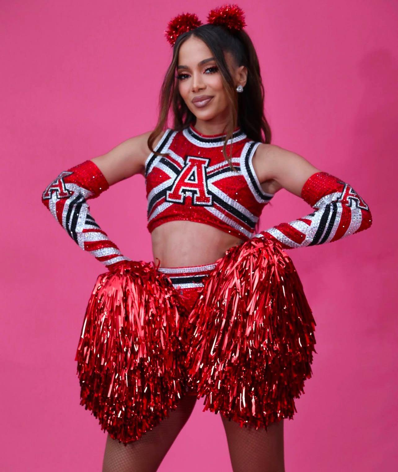 Anitta repete tradição e posa 'como veio ao mundo' na cidade de Natal (RN)