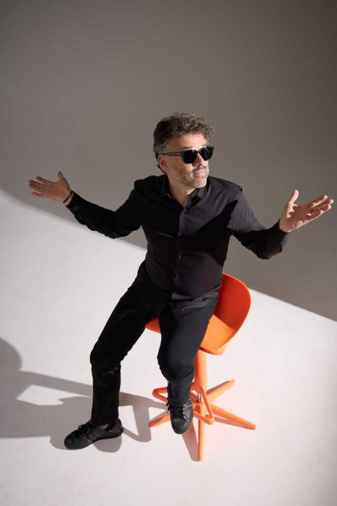 Henrique Portugal apresenta versão acústica de “No Meu Paraíso”
