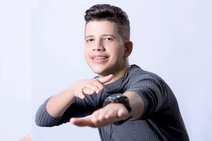 Nadson O Ferinha se une ao funk de Mc Tuto em “Dedinho de Não”