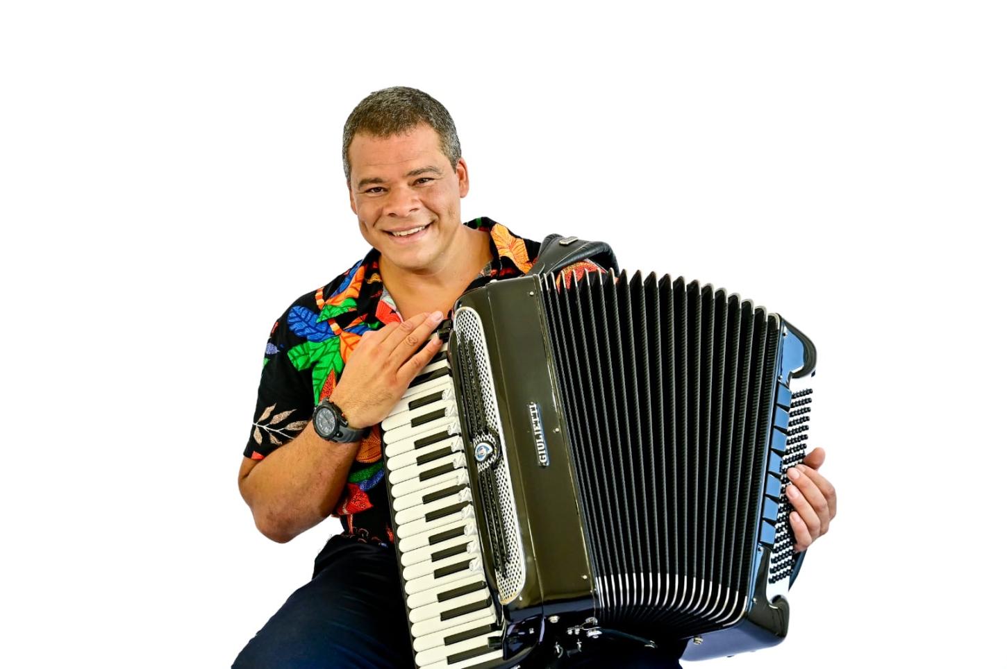 Sanfoneiro Júlio César é convidado da banda Flor Serena na festa em homenagem ao Dia Nacional do Forró nesta sexta (13 de dezembro)