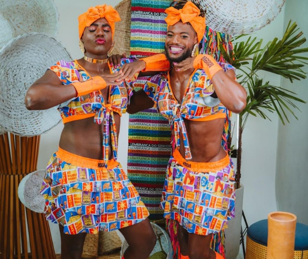 Bloco As Muquiranas divulga fantasia do Carnaval 2025:* _vestimenta traz estampa exclusiva com imagens de regiões e da cultura da Bahia