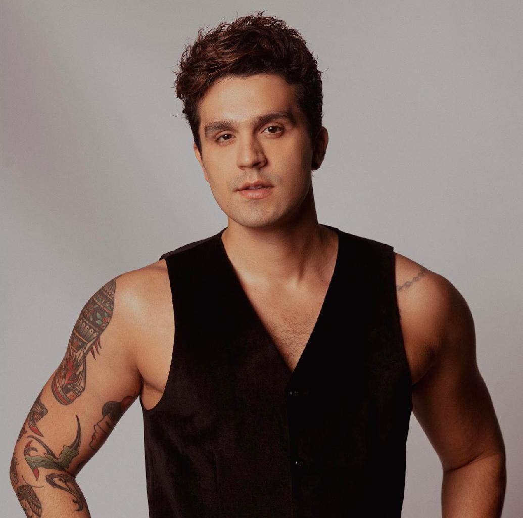 Luan Santana exibe ensaio inédito e divulga agenda de shows