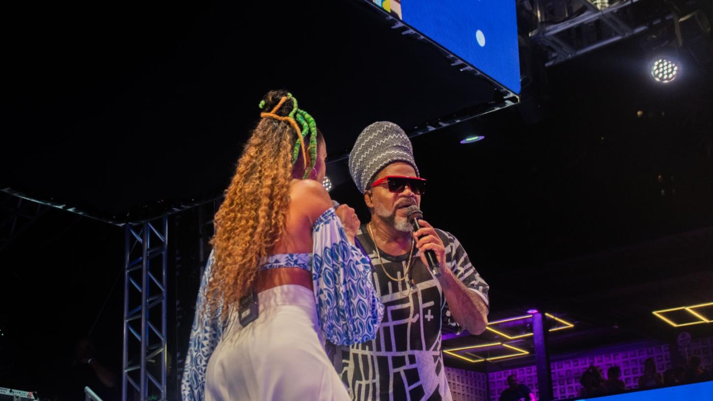 Marcia Castro marca presença no show Axé 40 de Carlinhos Brown e agita o público com clássicos