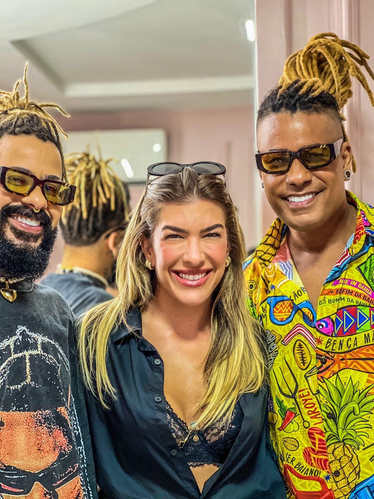 Meninos Rei veste Léo Santana e Lore Improta na Noite da Aclamação
