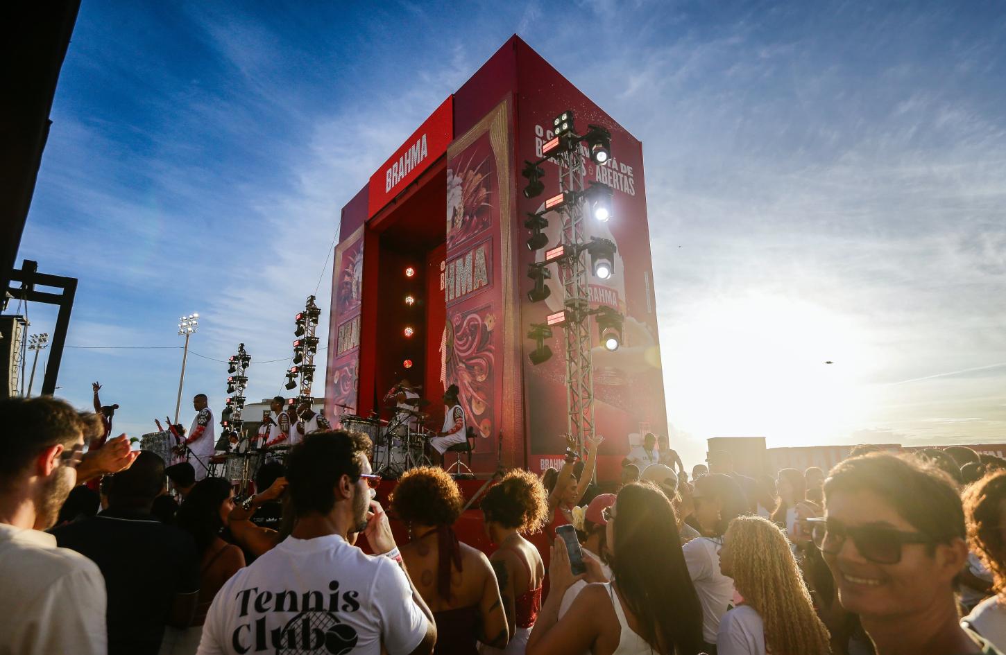 Brahma abre as portas para os carnavais do Brasil com show da Timbalada no Farol da Barra