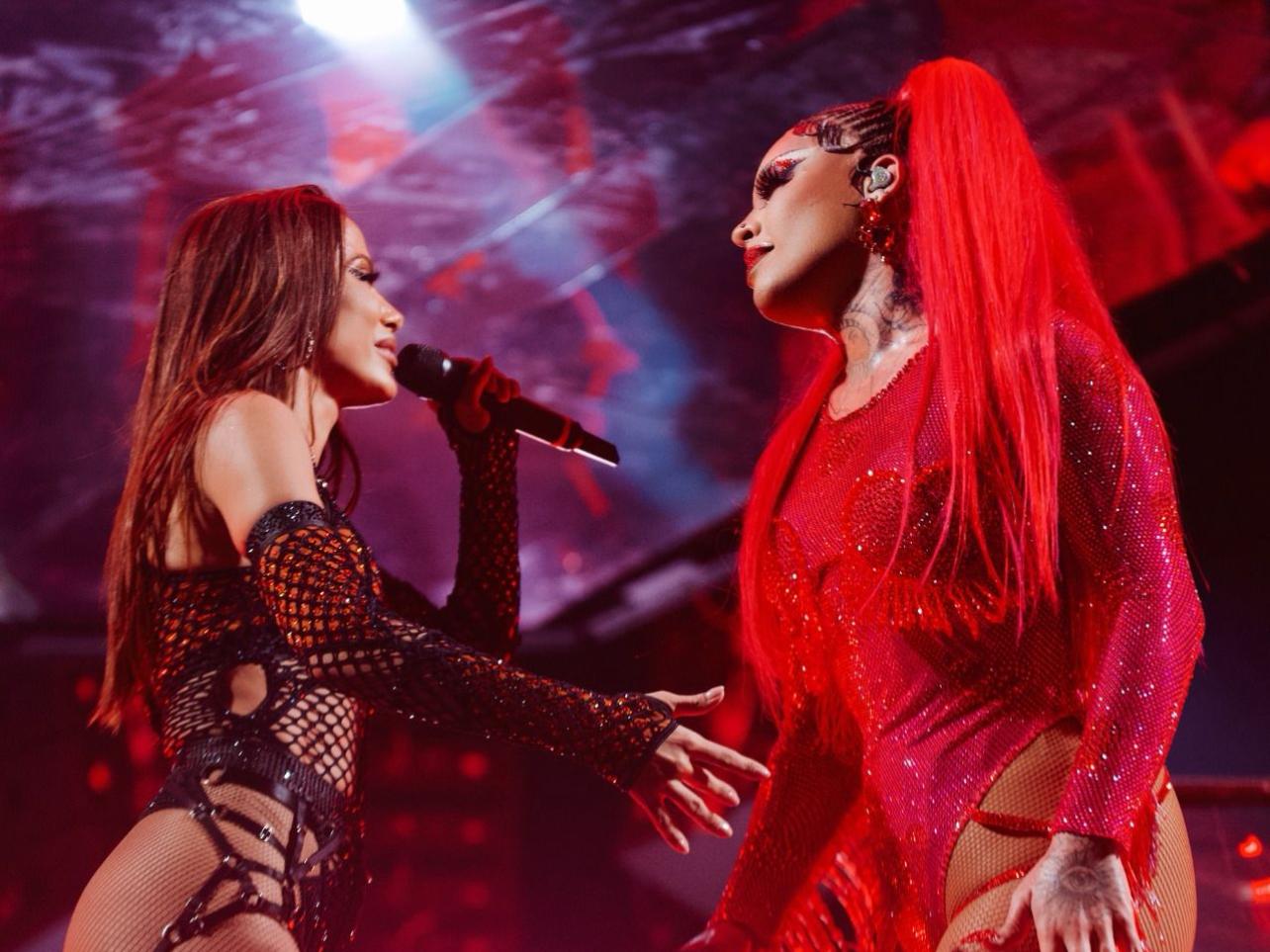 Gloria Groove e Anitta sobem ao palco juntas no ensaio Pré-Carnaval, em São Paulo!