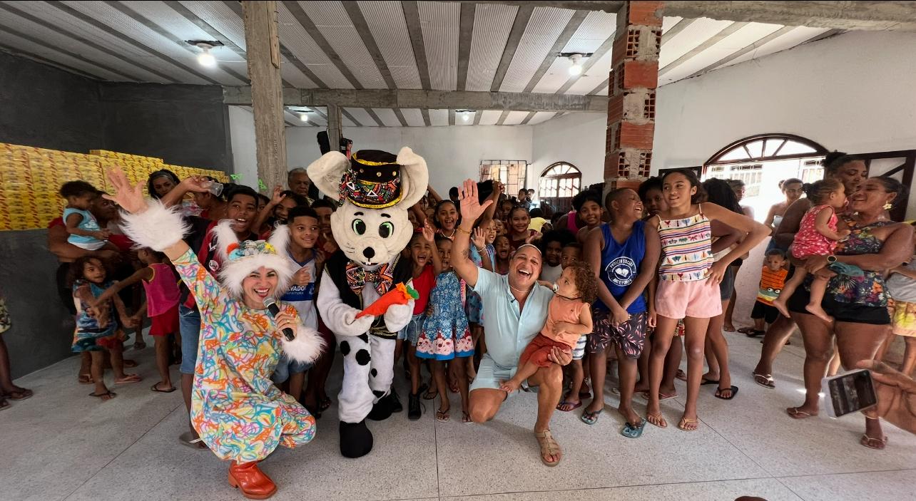 Kleiton Barros distribui caixas de chocolate para crianças do projeto social ‘Nós por Nós’