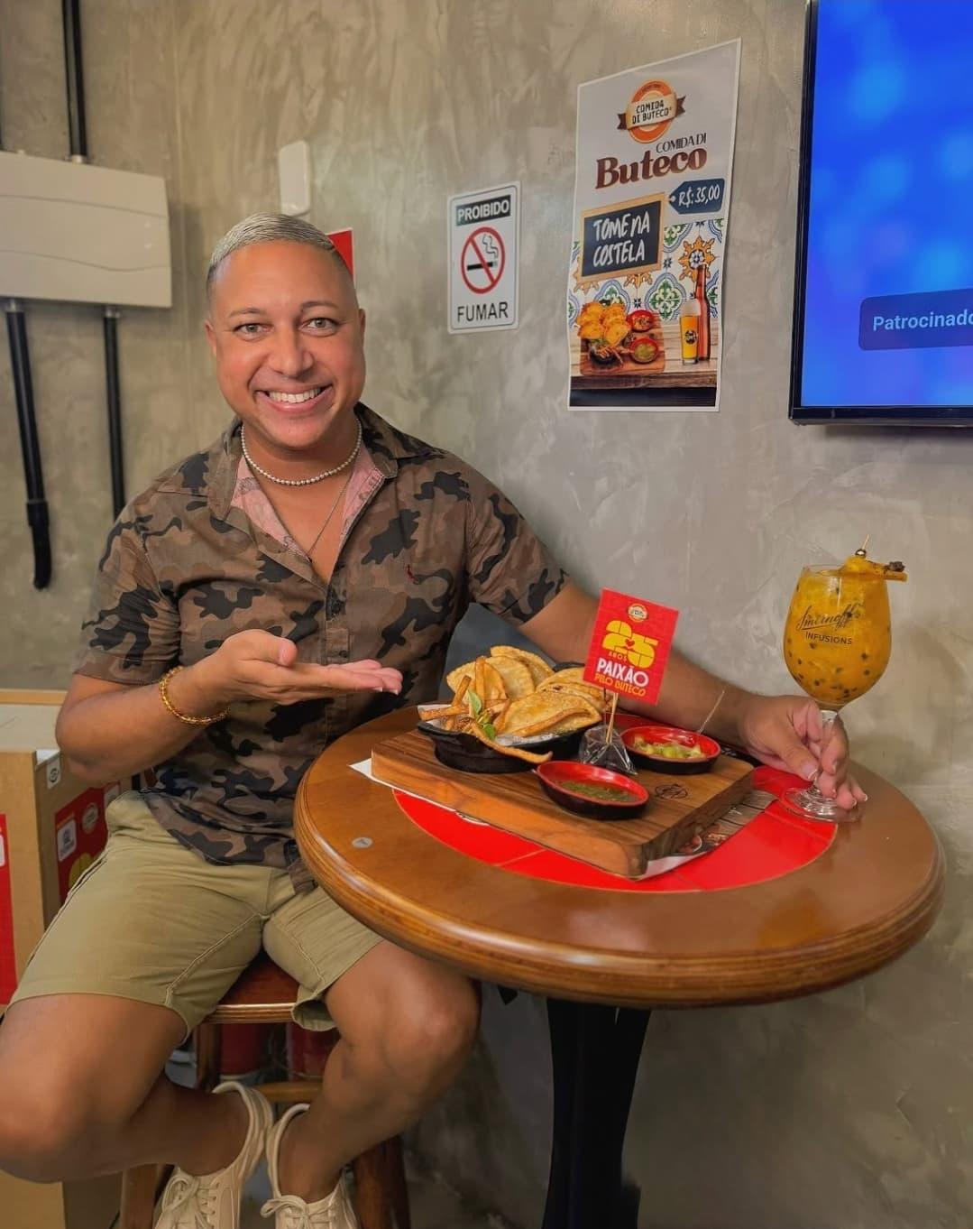 Kleiton Barros faz degustação do prato ‘Tome Na Costela’ do Restaurante Tamo Junto Botequim