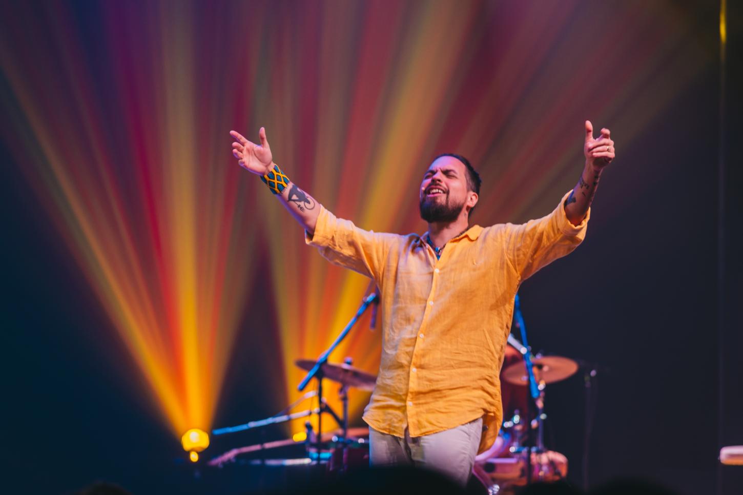 Murilo Gun se apresenta em Salvador, no Teatro Faresi