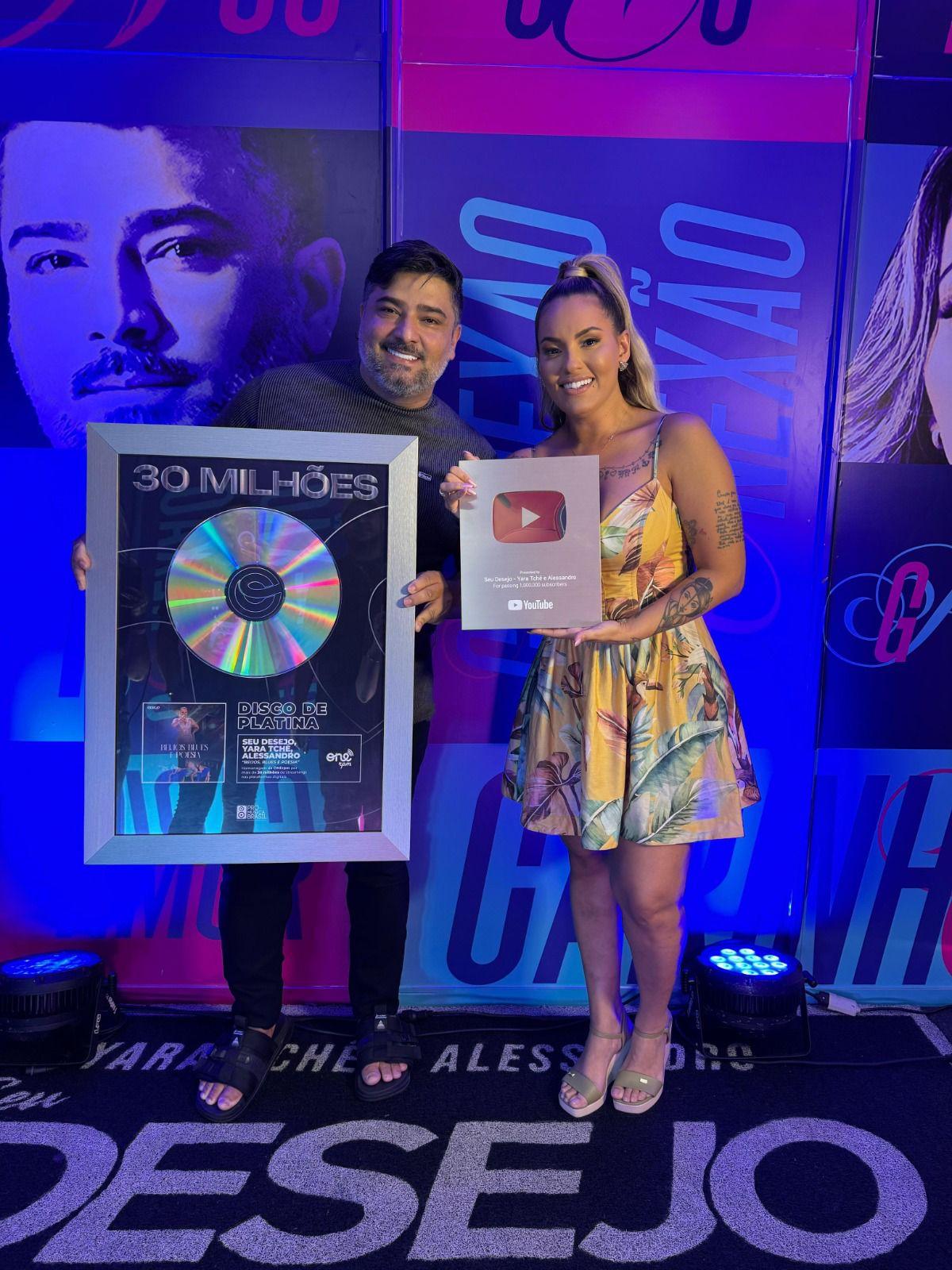 Banda Seu Desejo recebe Disco de Platina e a placa de 1 milhão no YouTube durante show para mais de 20 mil pessoas