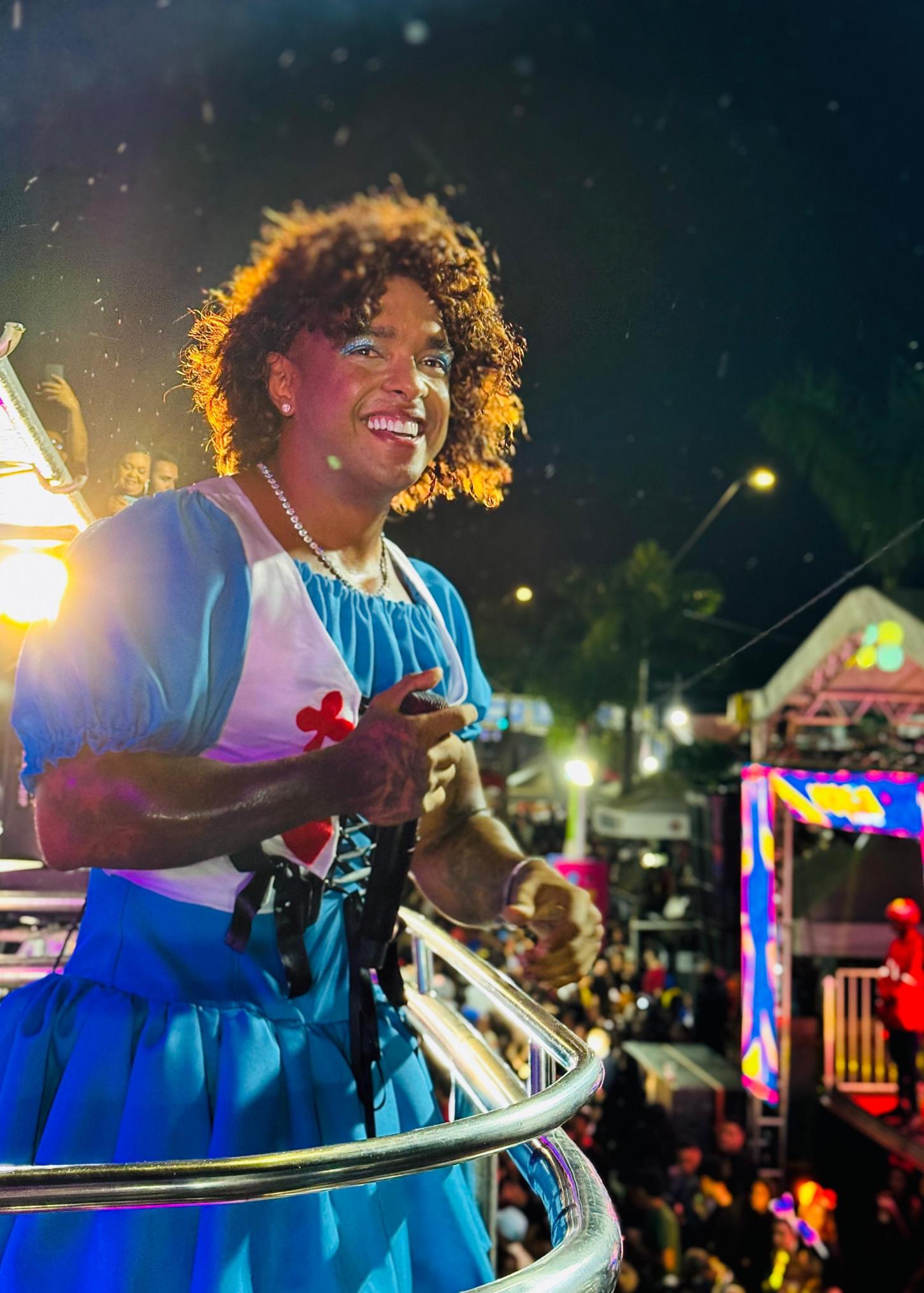 Fantasiado de Alice, Bruno Magnata comanda estreia histórica da La Fúria no ‘Lá Vem Elas’