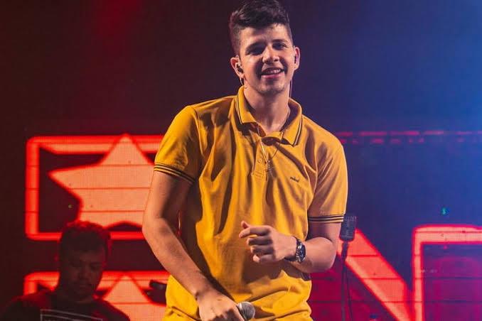 Nadson O Ferinha transforma boteco em palco e lança audiovisual: “Tomando Uma Com o Ferinha”