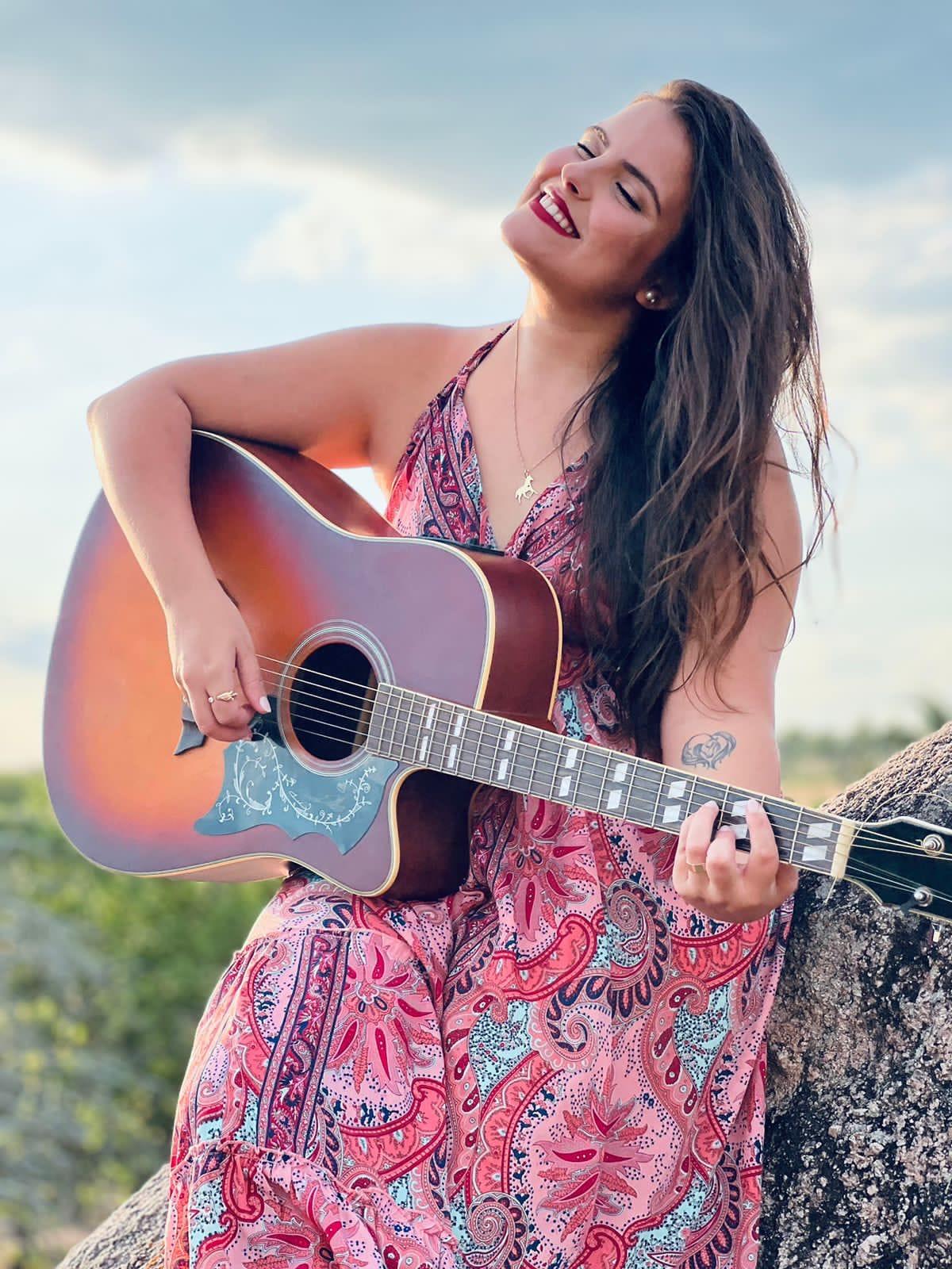 Novidade na música sertaneja da Bahia:  cantora Victoria Alencar realiza show em Salvador nesta quinta (15 de maio)