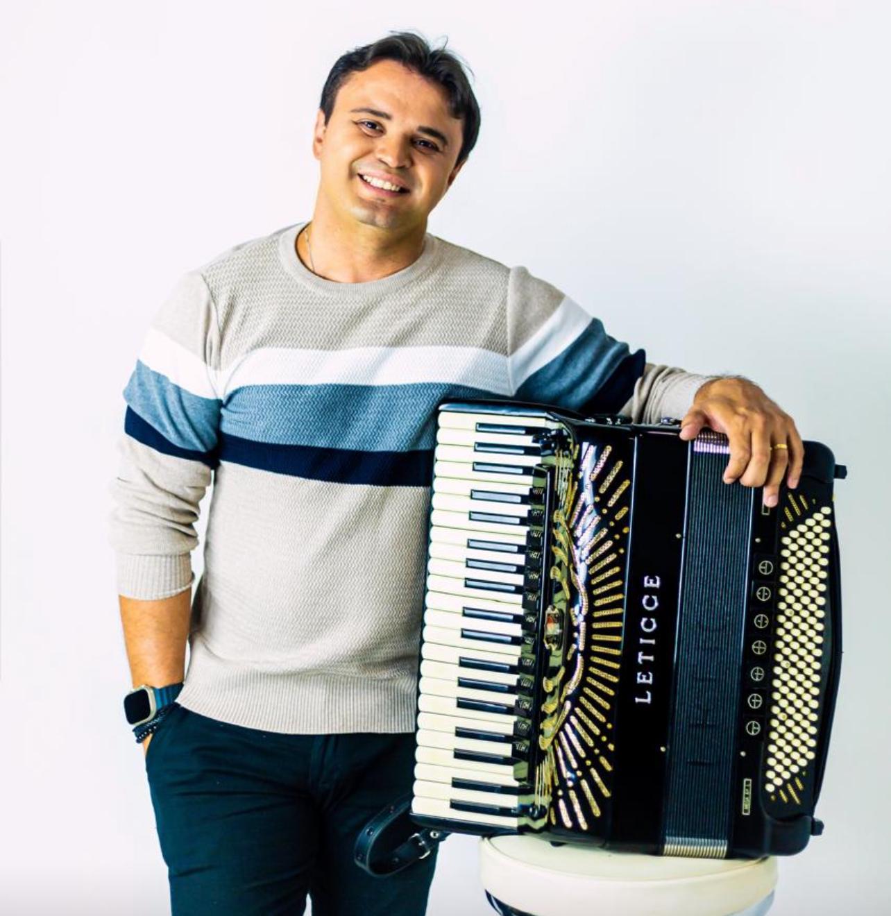 Cantor Daniel Frota apresenta seu forró no Santo Antônio Além do Carmo dia 11 de junho (quarta)