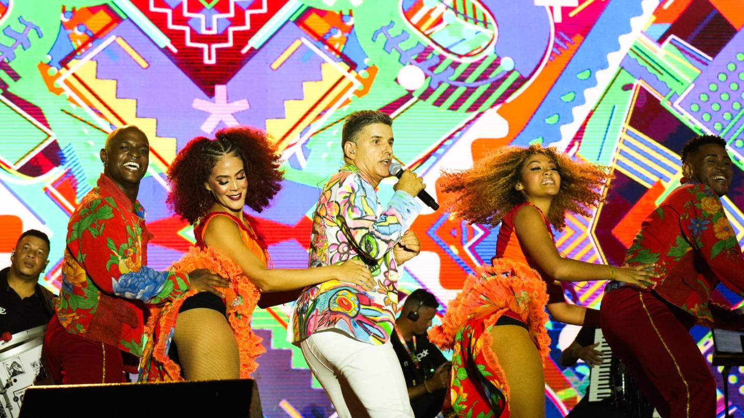 Cantor Del Feliz leva música nova para embalar o público do Parque de Exposições