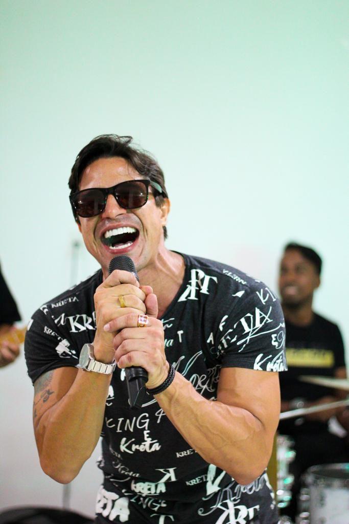 Cantor Harry Tiara se apresenta hoje no terreiro de Jesus Pelourinho