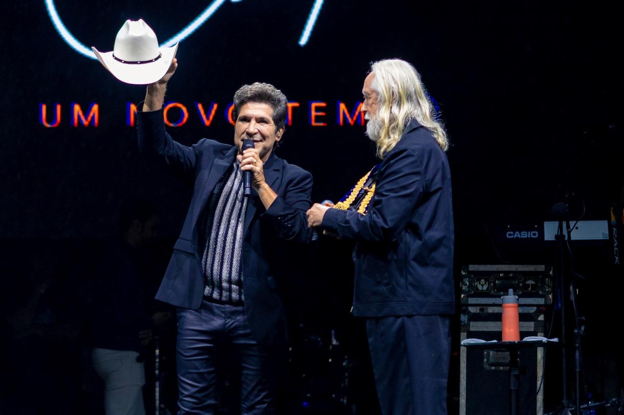 Durante o show Daniel doa chapéu para leilão e imagem de Nossa Senhora Aparecia para a paróquia de SAJ