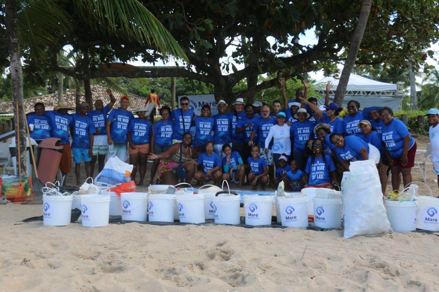 Voluntários encontram latas de alimentos de origem chinesa e até penico em ação que recolheu mais de 400 kg de lixo na Ilha de Itaparica
