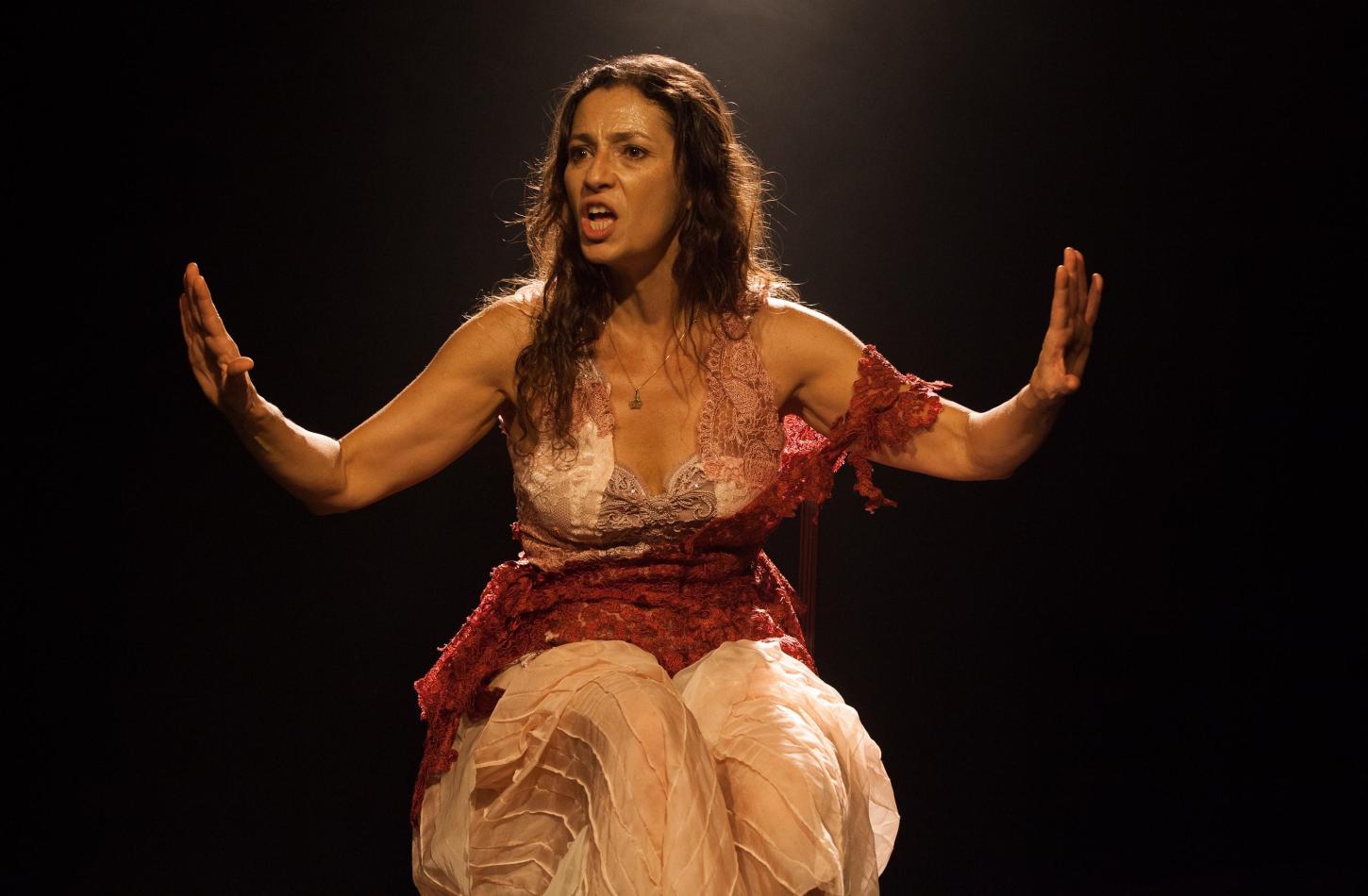 Cyria Coentro faz curta temporada do monólogo, Love,   no Teatro Molière, a partir de 05 de julho