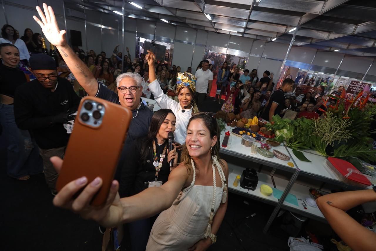 Dani Façanha lota aula show do Chocolate Brasil 2025
