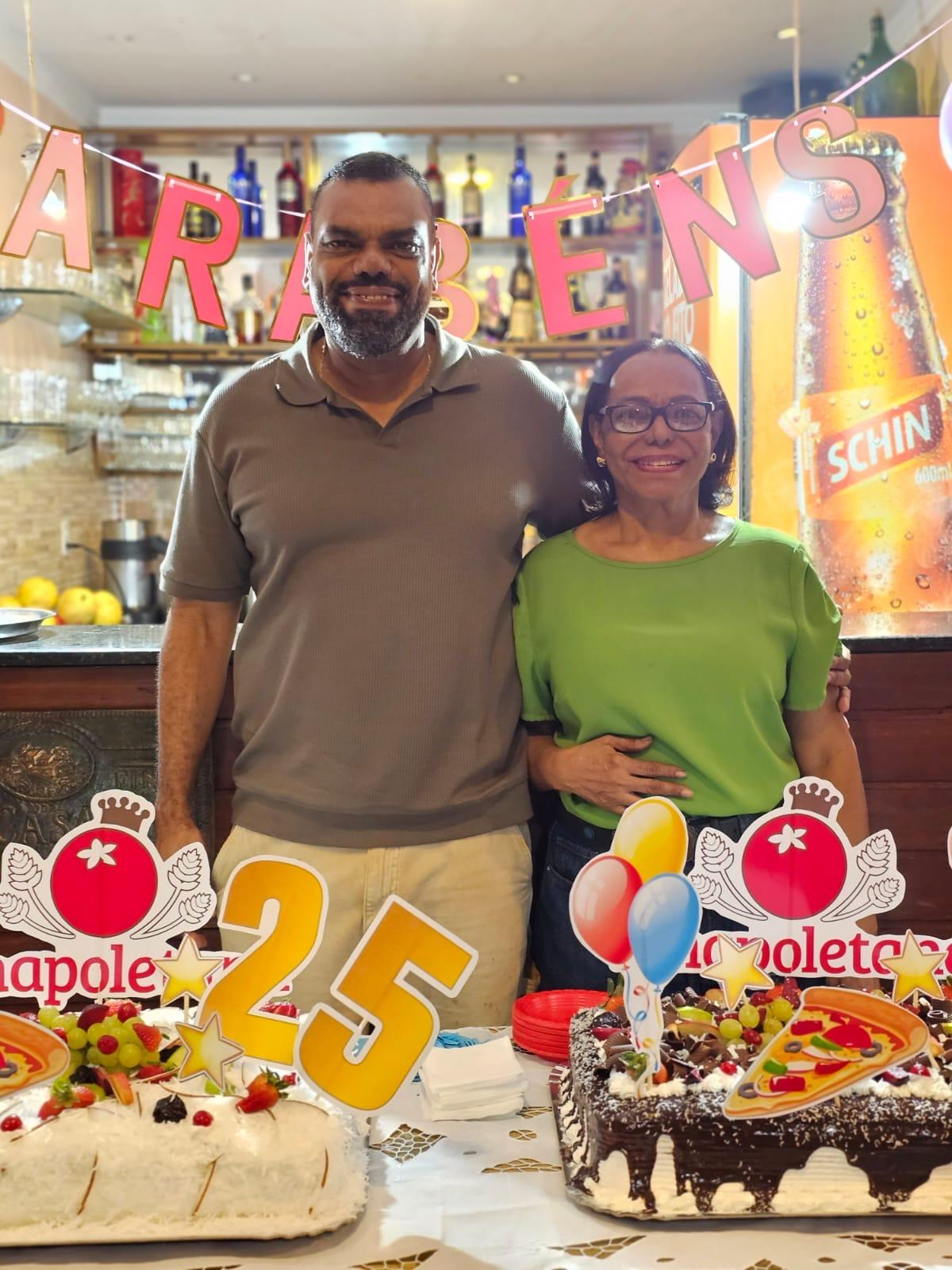 Pizzaria La Napoletana, completou 25 anos e faz comemoração em grade estilo