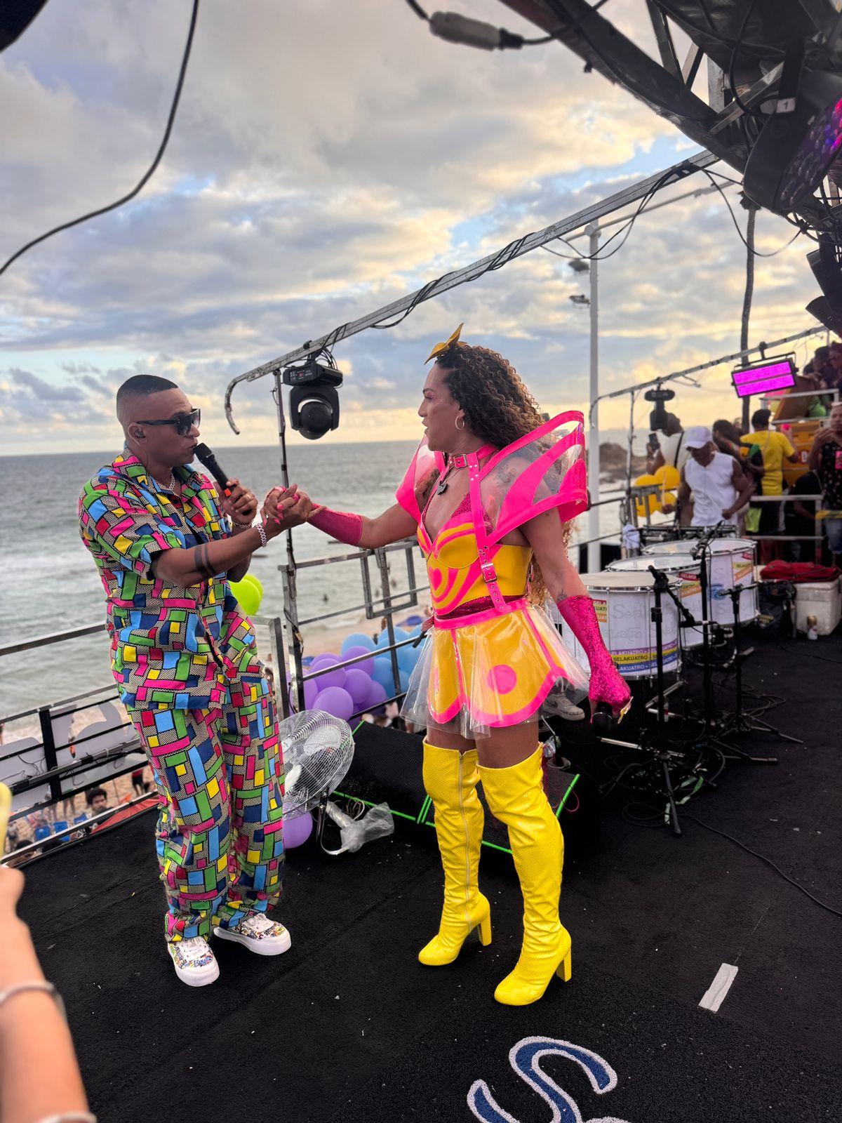 22ª Parada LGBT+ da Bahia reúne mais de 100 mil pessoas no Farol da Barra em Salvador