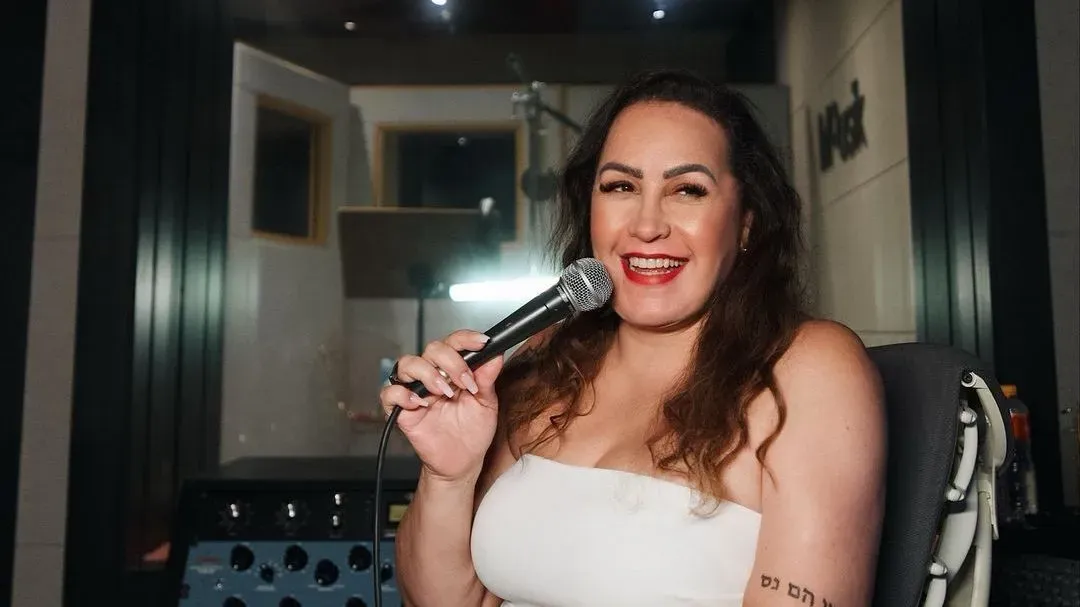 Gina Garcia sobe ao palco do Espaço Mooca no Pagode do Fabinho & Convidados