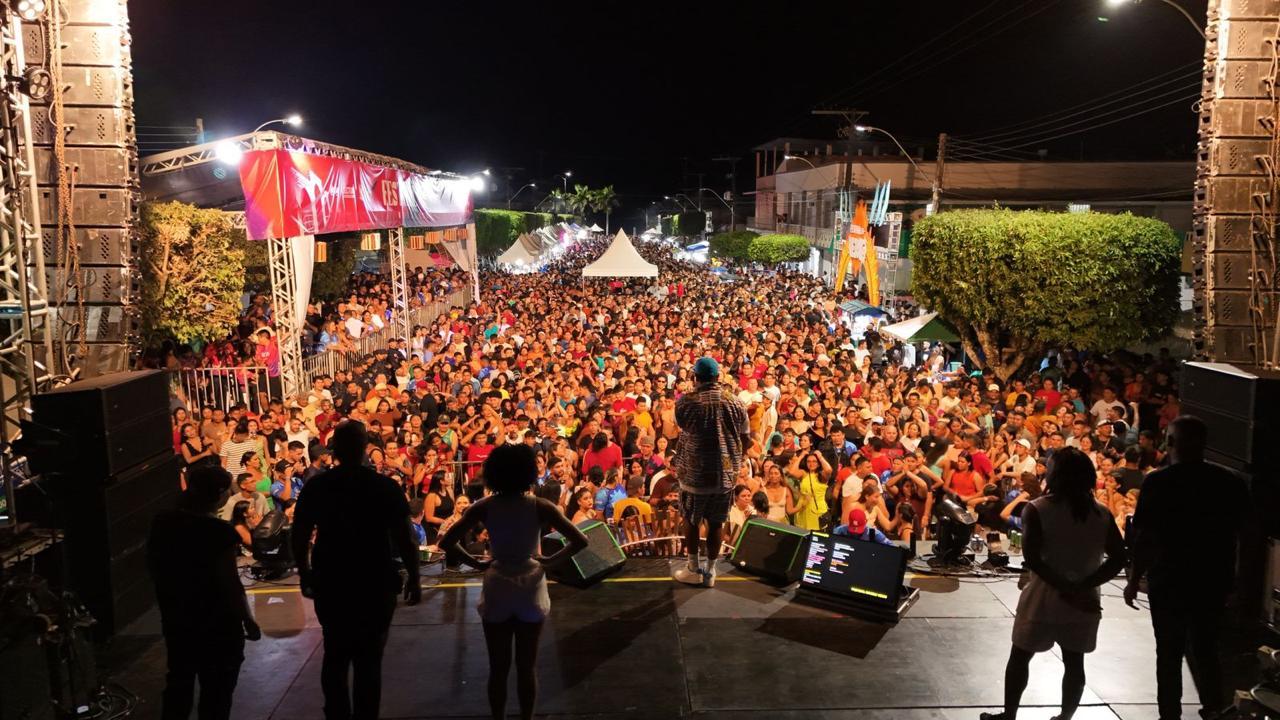 Márcio Victor para cidade no Amazonas com show histórico para 60 mil pessoas e exalta cultura local:
