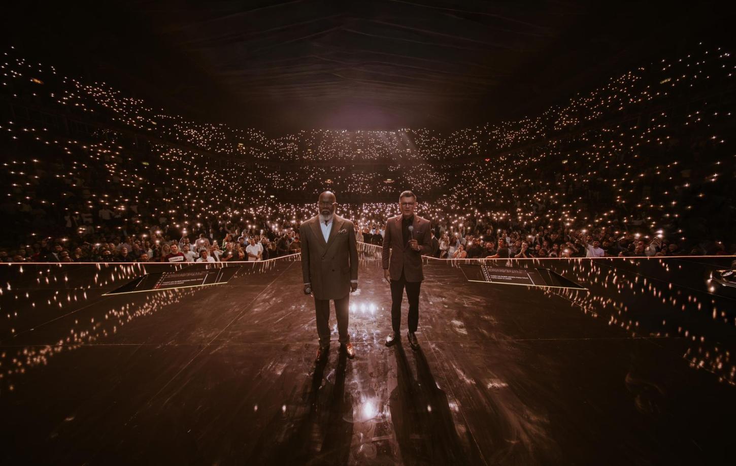 Sucesso absoluto: Tiago Brunet atrai multidão e lota Farmasi Arena com Conferência Destino