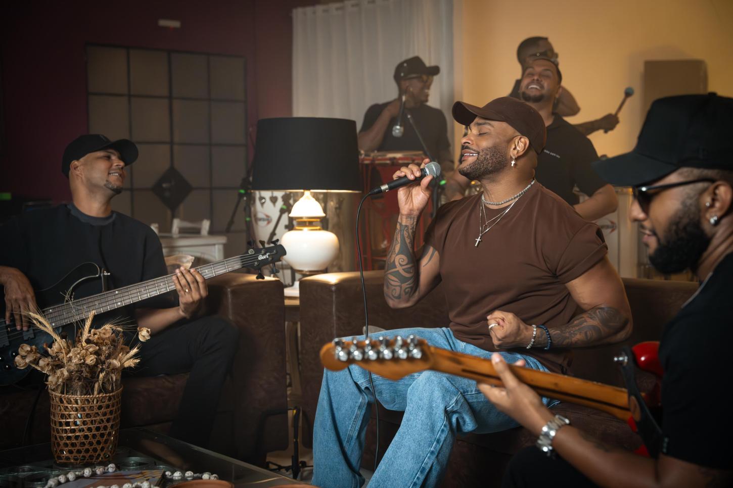 Tony Salles desafia sua banda com “Oi, Sumida” em vários ritmos, do samba ao calypso; veja vídeo