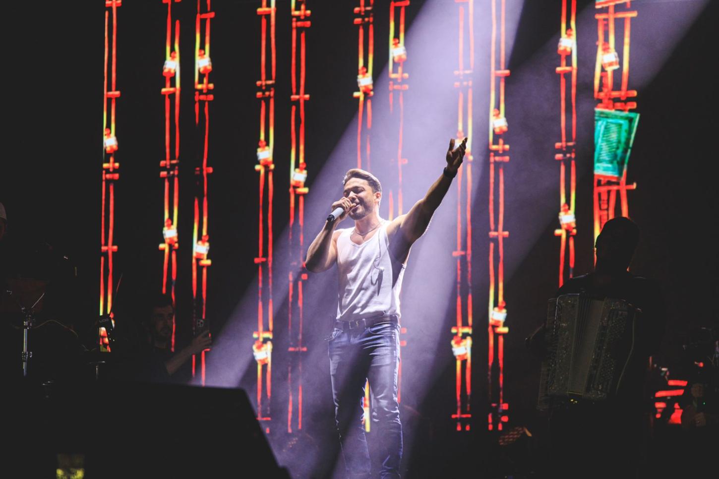 Vaquejada de Serrinha encerra primeira noite com shows de Léo Santana e Wesley Safadão