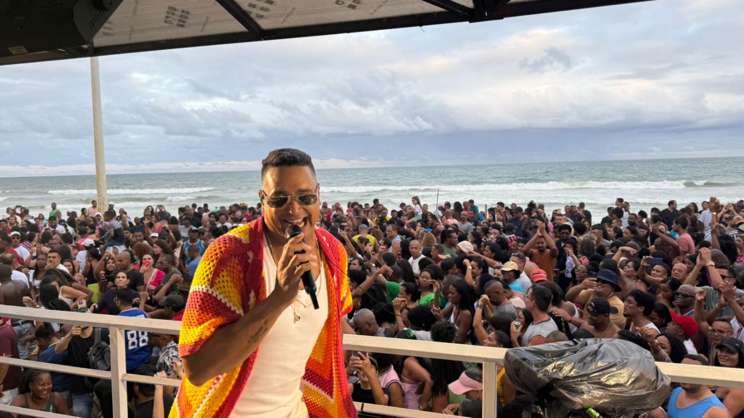 Xanddy arrasta multidão com show surpresa e gratuito na orla de Salvador