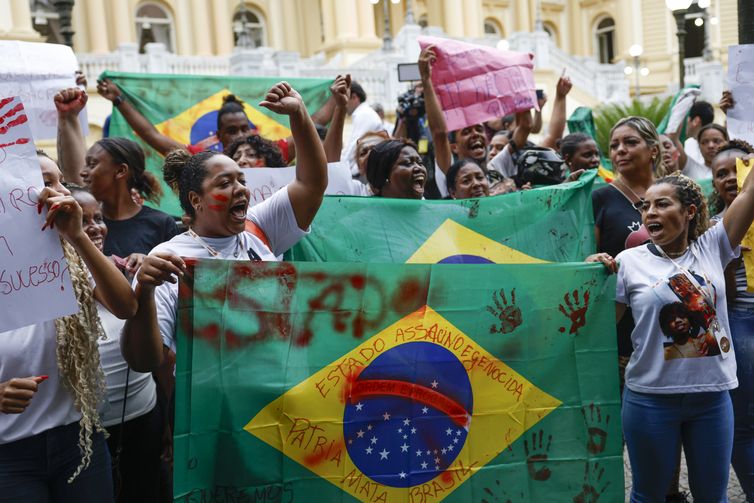 Moradores do Alemão e da Penha protestam contra mortes em operação
