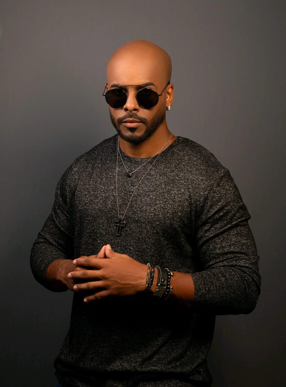 CANTOR MAAY ABRE O ESQUENTA DE VERÃO NO RESENHAS BEACH NESTE SÁBADO (01)