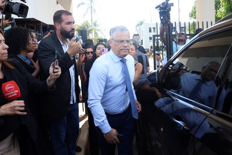 Defesa de Bolsonaro diz que tornozeleira humilha e nega plano de fuga