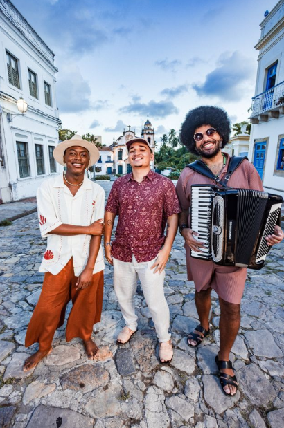 Fenômeno de 2025, “Dominguinho” desembarca  no Festival de Verão Salvador como o projeto mais premiado do ano